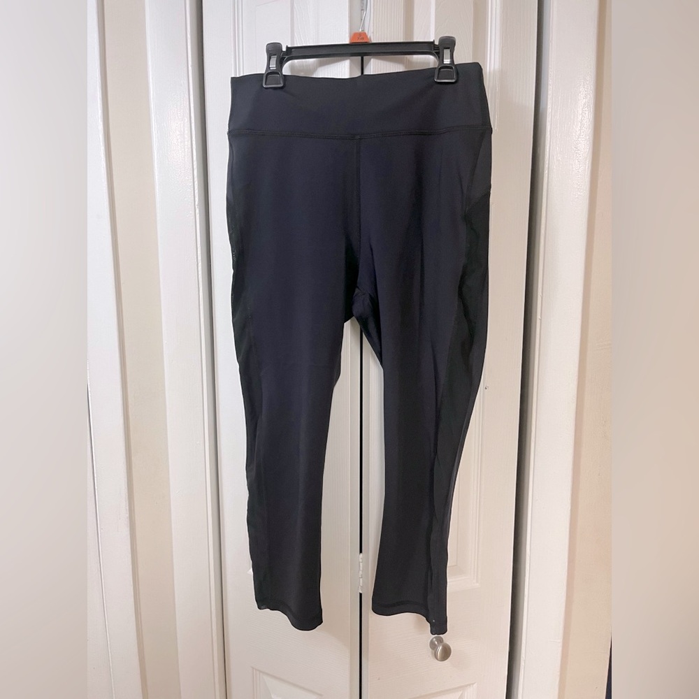 Noli Yoga Classic Black Cropped Capris Leggings